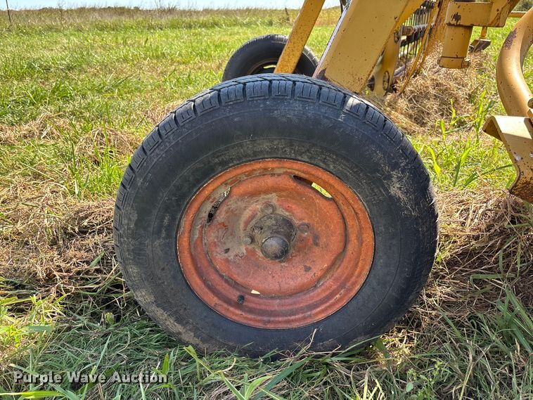 image for item EV3086 1990 Vermeer R-23 hay rake