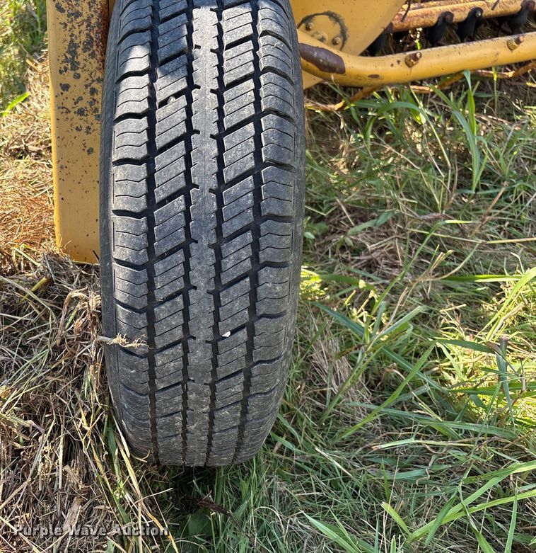 image for item EV3086 1990 Vermeer R-23 hay rake