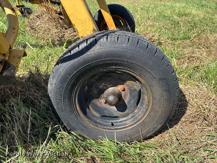 image for item EV3086 1990 Vermeer R-23 hay rake