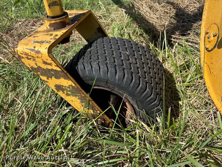 image for item EV3086 1990 Vermeer R-23 hay rake