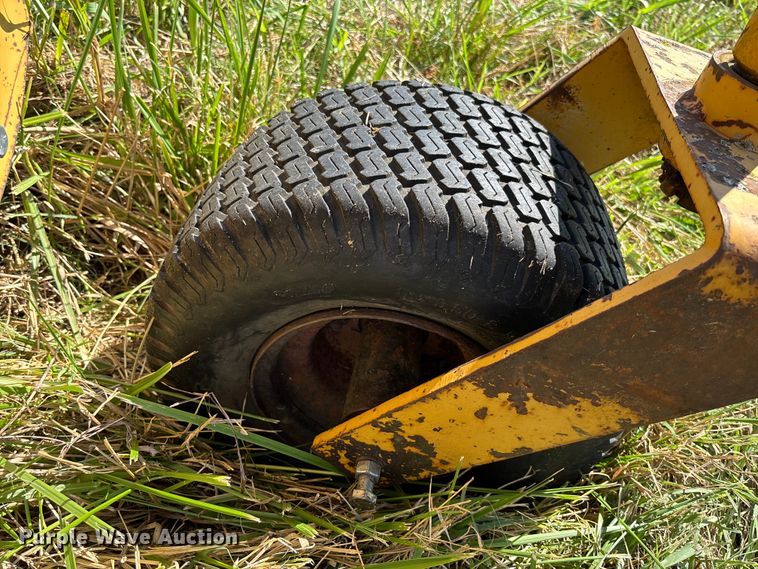 image for item EV3086 1990 Vermeer R-23 hay rake