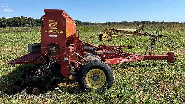 image for item EV3087 Sunflower 9411-15 grain drill