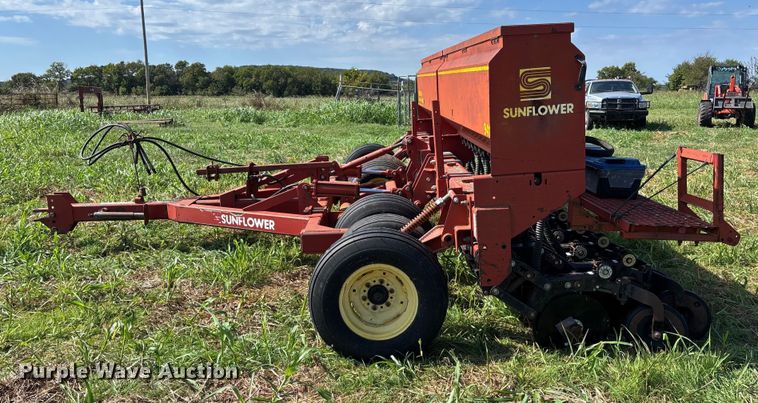 image for item EV3087 Sunflower 9411-15 grain drill