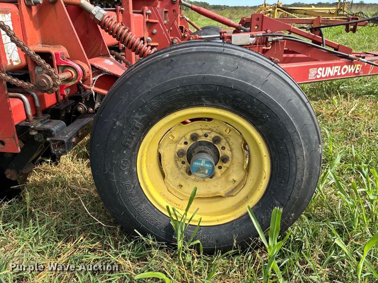 image for item EV3087 Sunflower 9411-15 grain drill