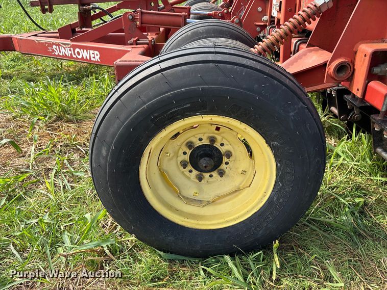 image for item EV3087 Sunflower 9411-15 grain drill