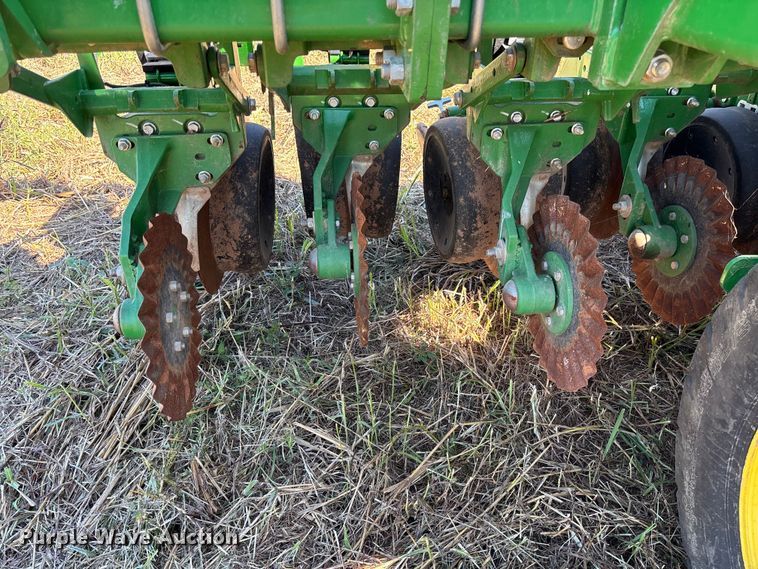 image for item EV3175 2022 John Deere 1745 split row planter