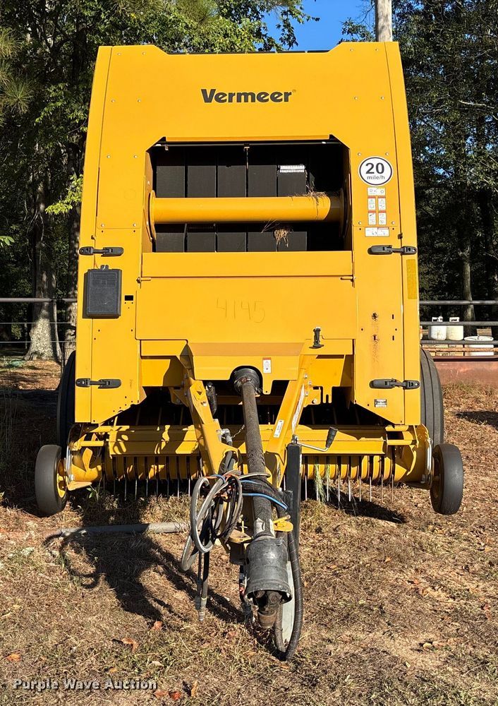 image for item EV3179 2020 Vermeer 604R round baler