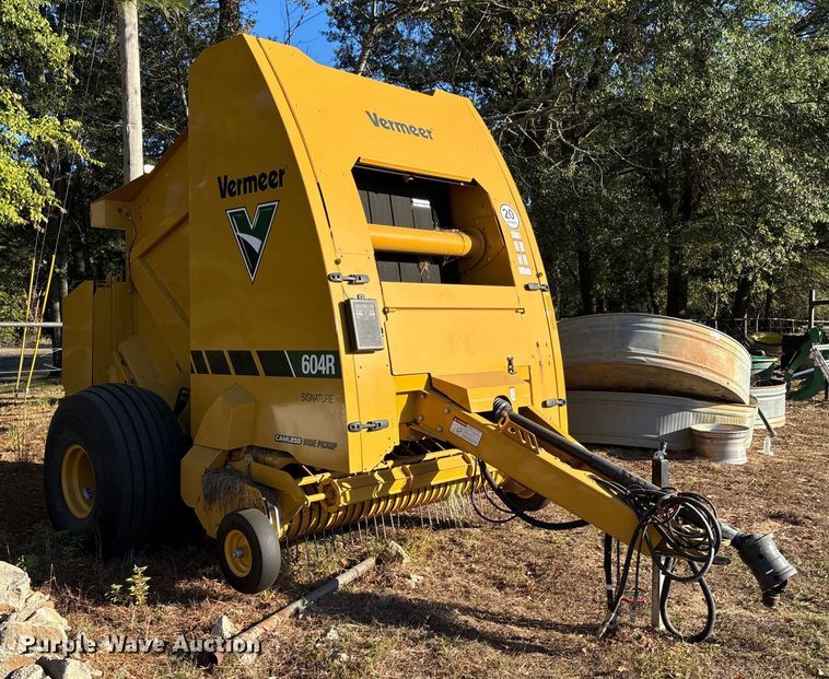 image for item EV3179 2020 Vermeer 604R round baler