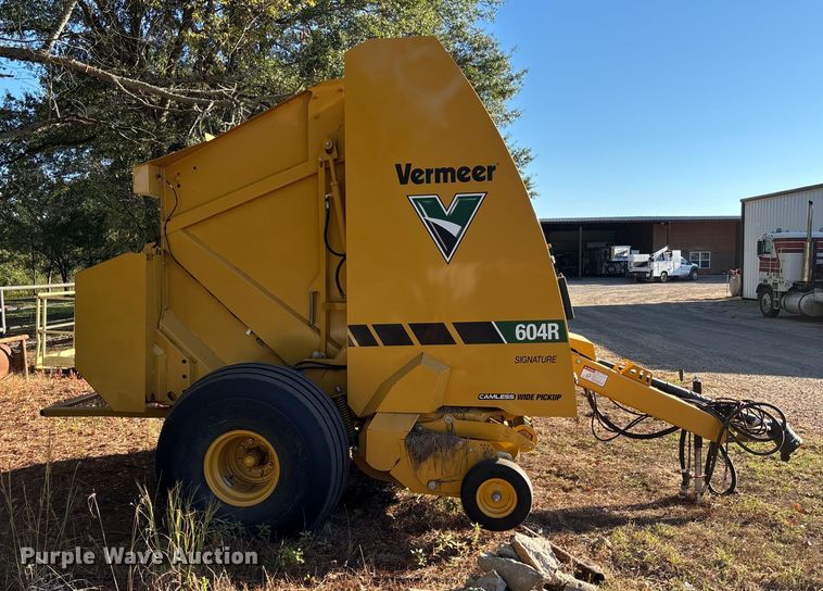image for item EV3179 2020 Vermeer 604R round baler
