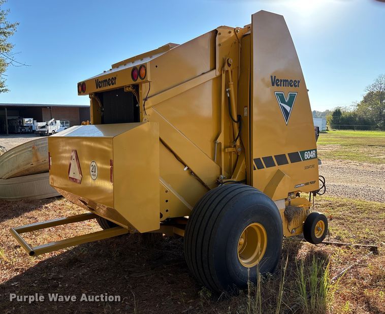 image for item EV3179 2020 Vermeer 604R round baler