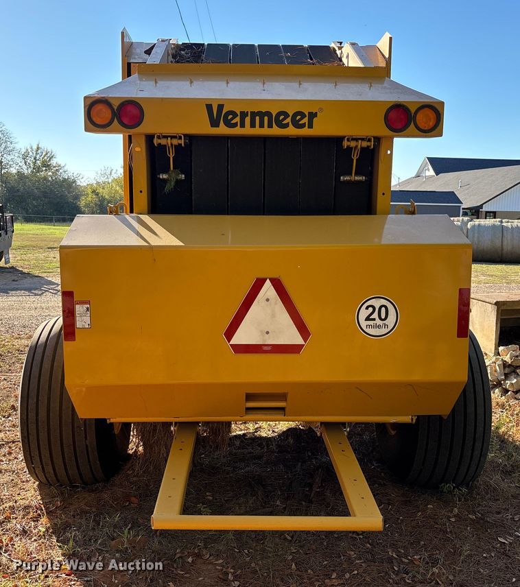 image for item EV3179 2020 Vermeer 604R round baler
