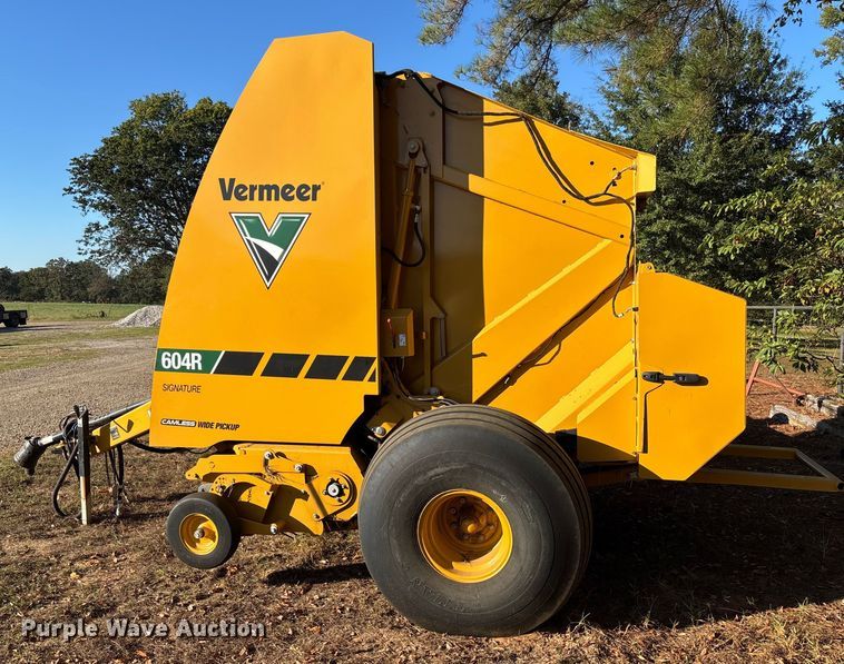image for item EV3179 2020 Vermeer 604R round baler