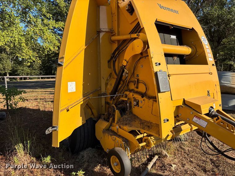 image for item EV3179 2020 Vermeer 604R round baler