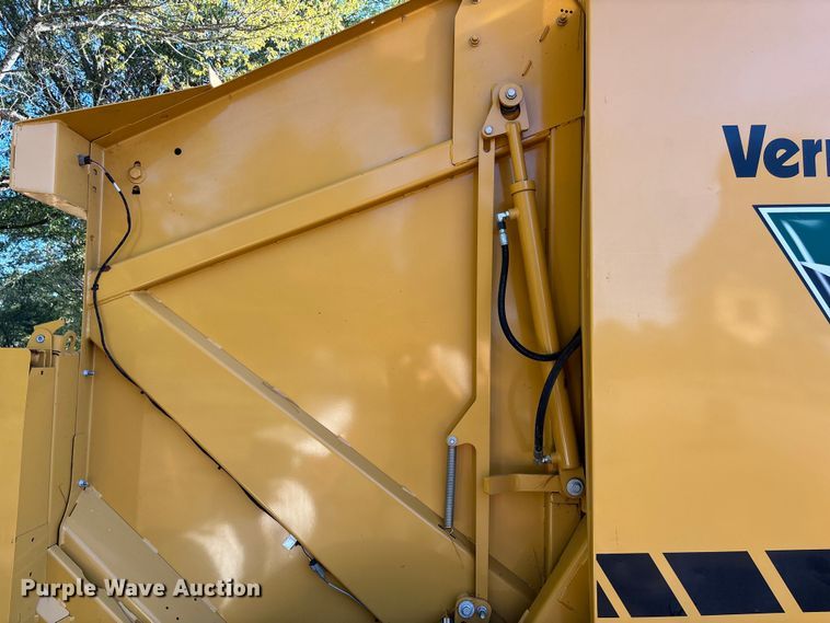 image for item EV3179 2020 Vermeer 604R round baler