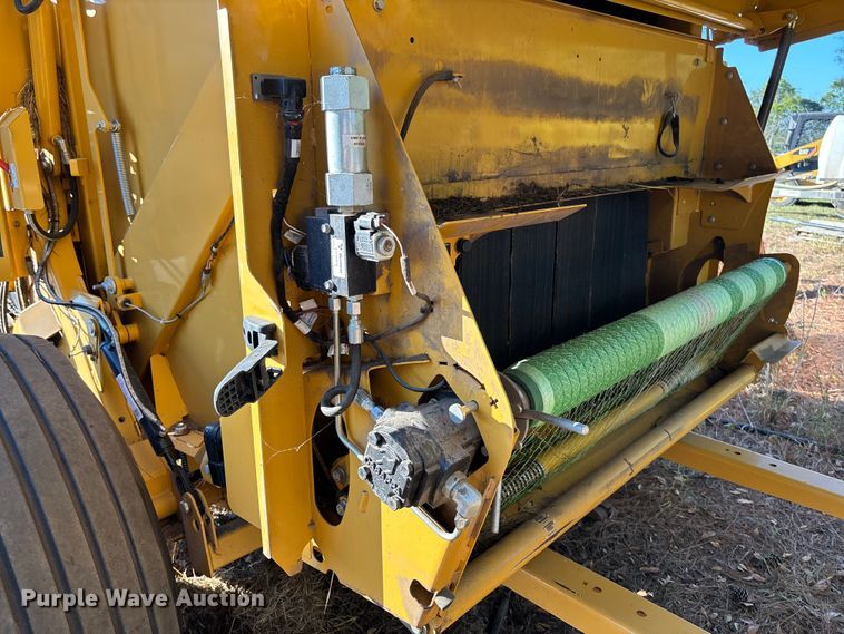 image for item EV3179 2020 Vermeer 604R round baler