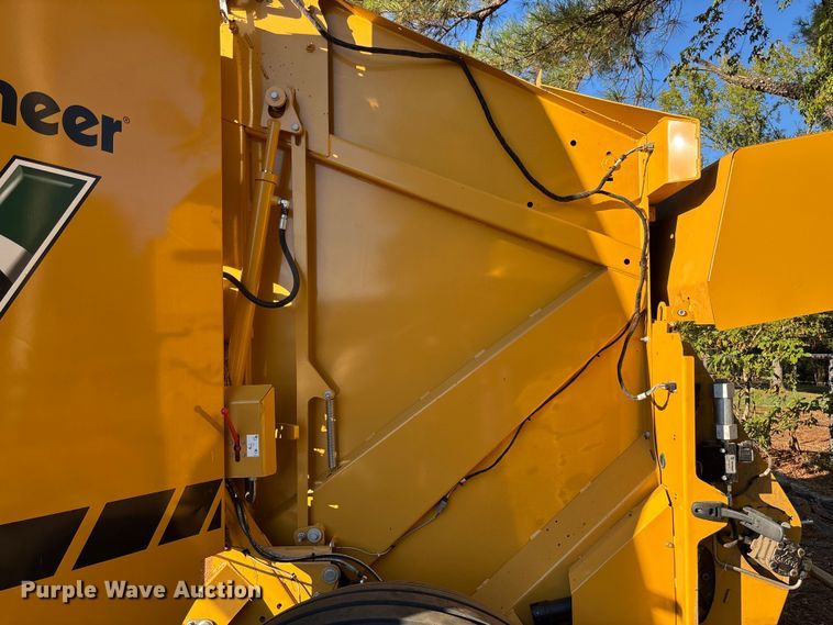 image for item EV3179 2020 Vermeer 604R round baler