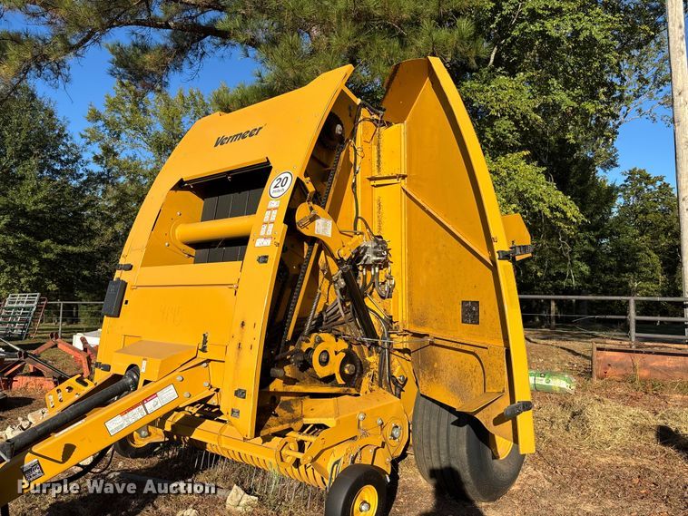image for item EV3179 2020 Vermeer 604R round baler