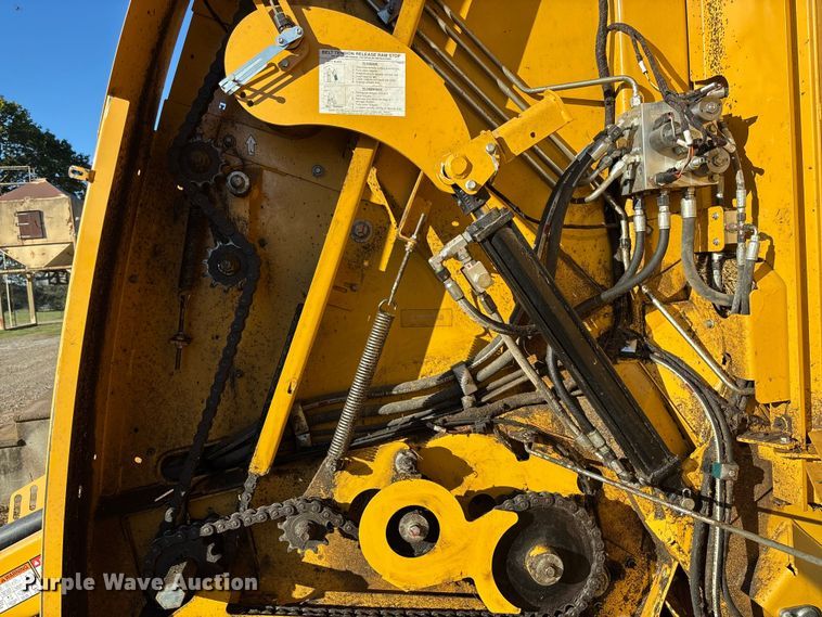 image for item EV3179 2020 Vermeer 604R round baler