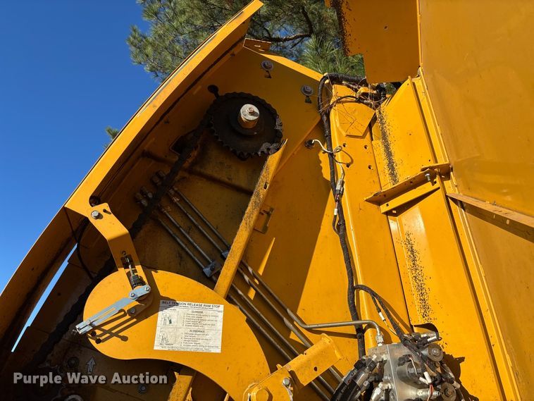 image for item EV3179 2020 Vermeer 604R round baler