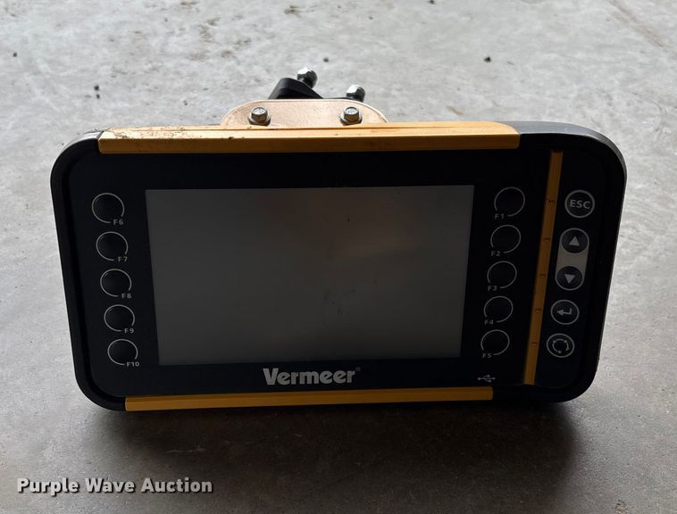 image for item EV3179 2020 Vermeer 604R round baler