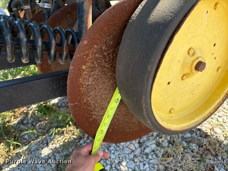 image for item GH9451 John Deere 750 grain drill