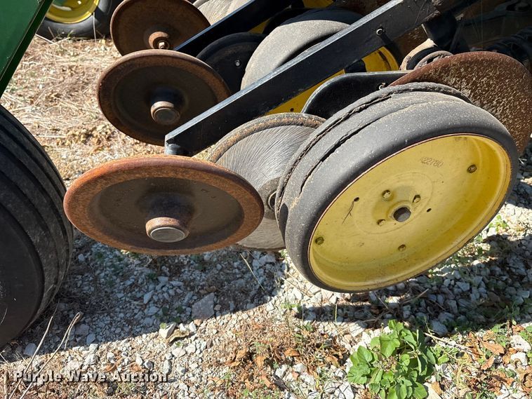 image for item GH9451 John Deere 750 grain drill