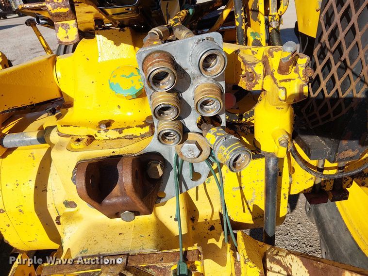 image for item NU9756 John Deere 2555 tractor