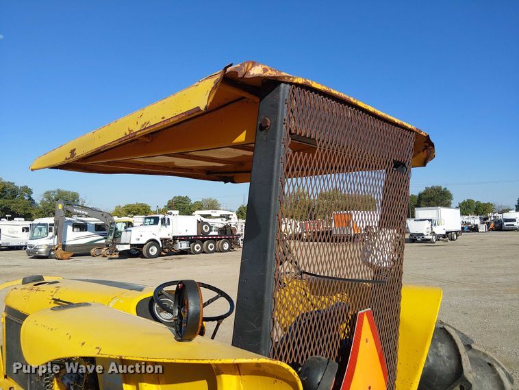 image for item NU9756 John Deere 2555 tractor