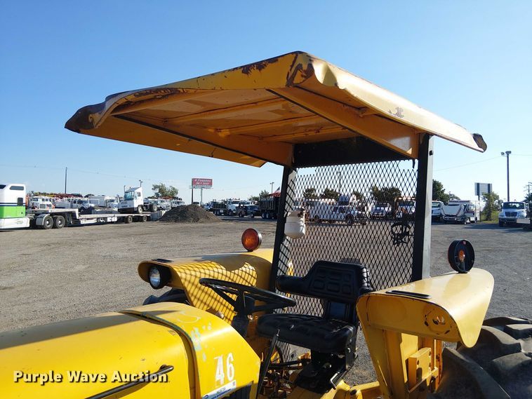 image for item NU9756 John Deere 2555 tractor