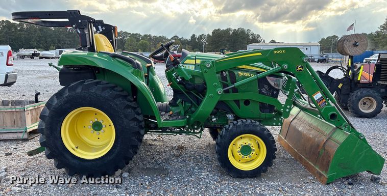 image for item YA1252 2021 John Deere 3035D  MFWD tractor