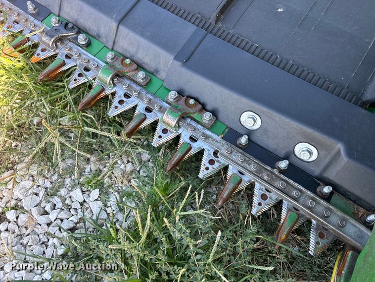 image for item YA1332 2021 John Deere RD30F flex draper head