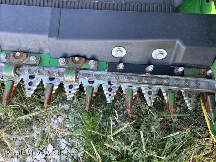image for item YA1332 2021 John Deere RD30F flex draper head