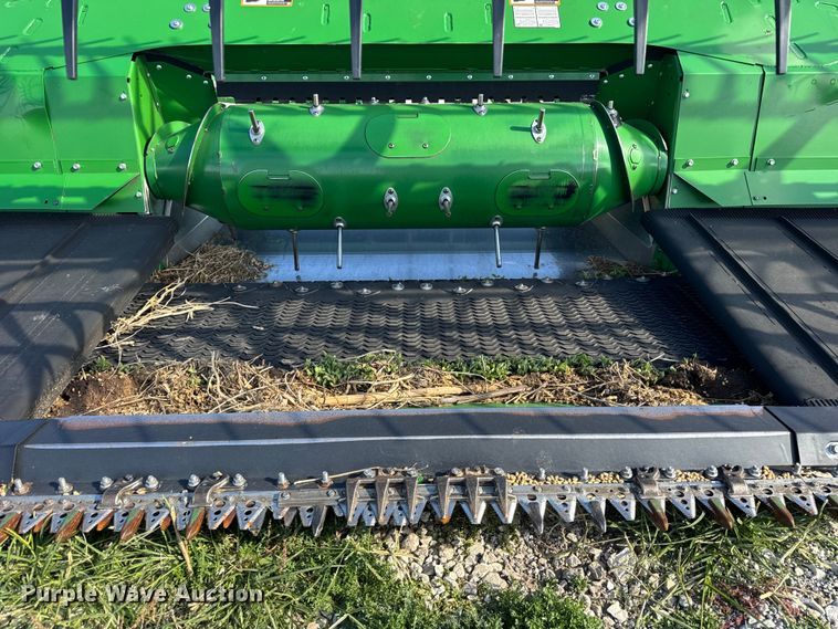 image for item YA1332 2021 John Deere RD30F flex draper head