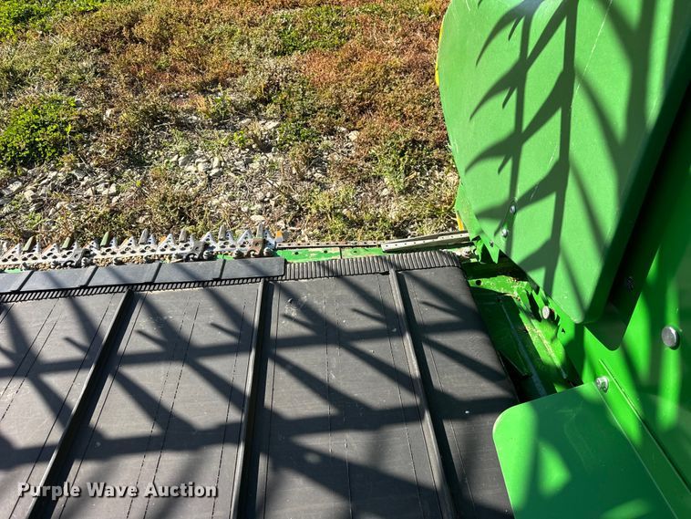 image for item YA1332 2021 John Deere RD30F flex draper head