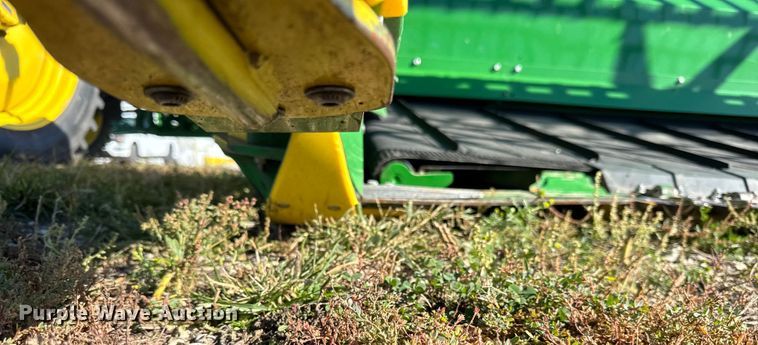 image for item YA1332 2021 John Deere RD30F flex draper head