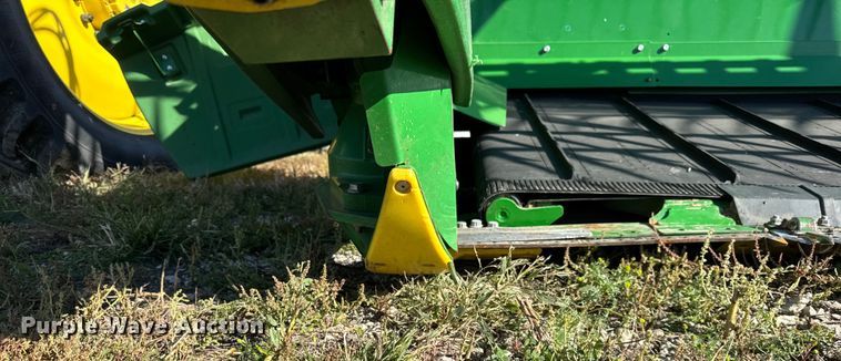 image for item YA1332 2021 John Deere RD30F flex draper head