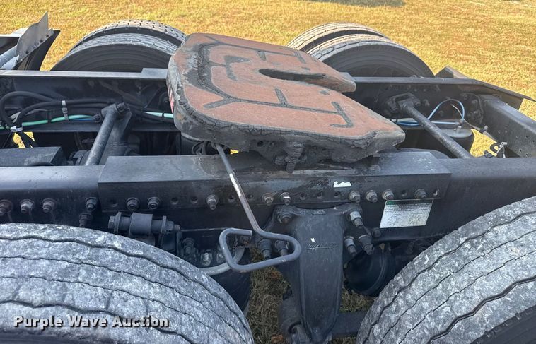 image for item DJ7766 2002 Freightliner Century Class semi truck