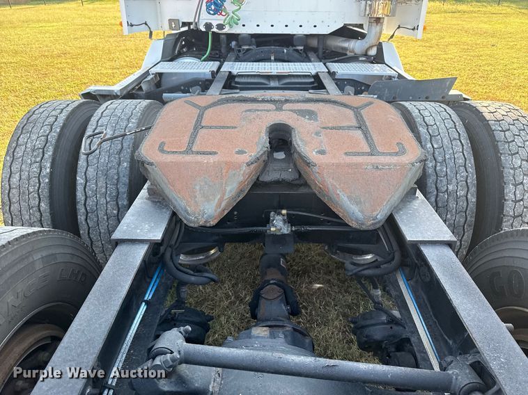 image for item DJ7766 2002 Freightliner Century Class semi truck