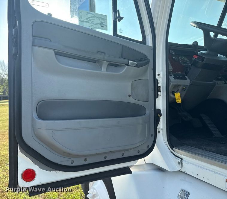 image for item DJ7766 2002 Freightliner Century Class semi truck