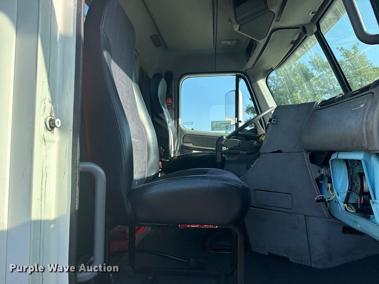 image for item DJ7766 2002 Freightliner Century Class semi truck