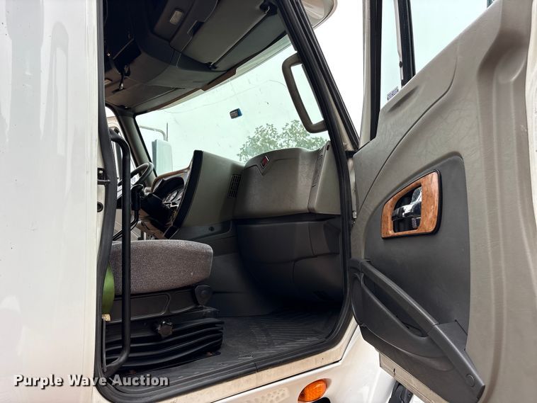 image for item DM1989 2014 International Prostar semi truck