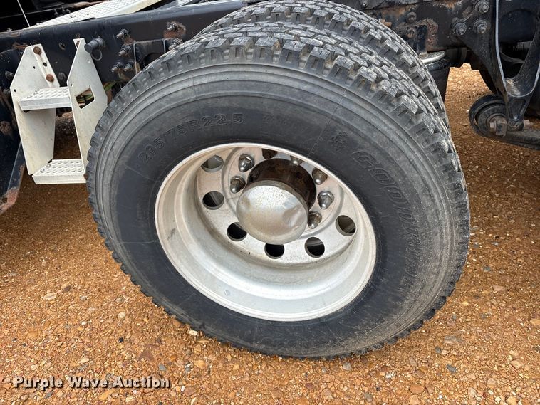 image for item DM1989 2014 International Prostar semi truck