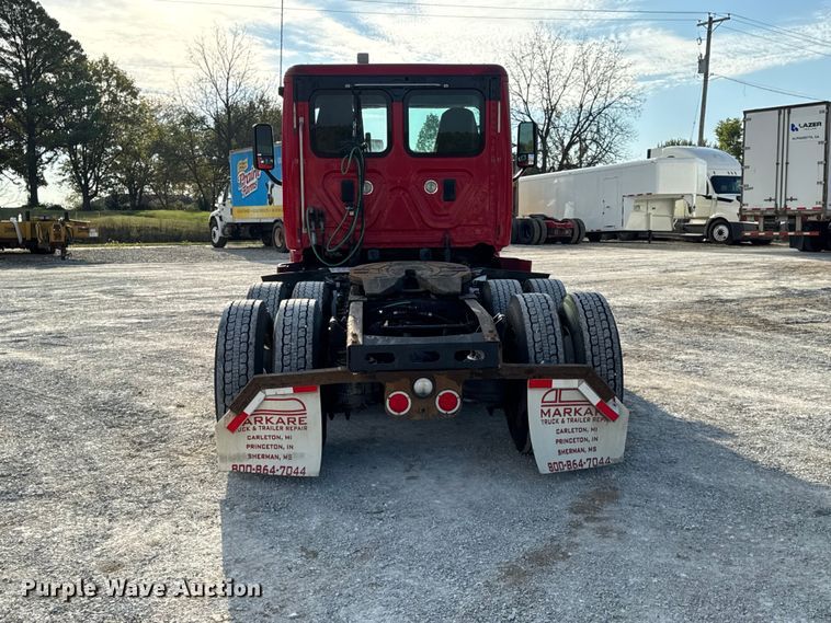 image for item DO2412 2015 Freightliner Cascadia Evolution semi truck