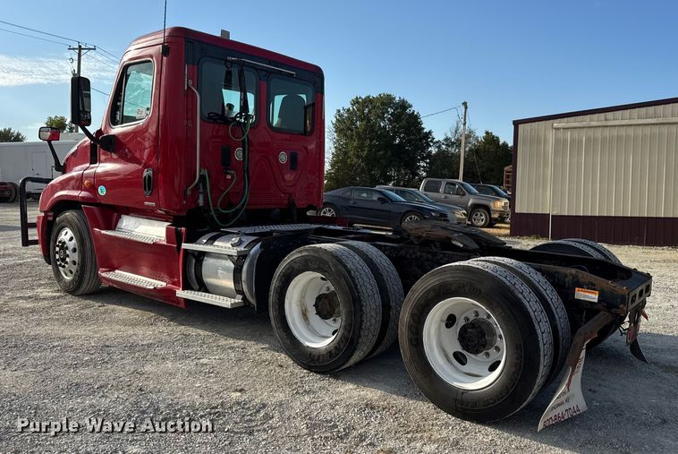 image for item DO2412 2015 Freightliner Cascadia Evolution semi truck