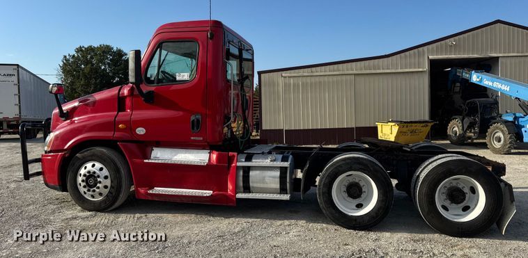 image for item DO2412 2015 Freightliner Cascadia Evolution semi truck