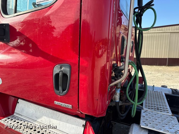 image for item DO2412 2015 Freightliner Cascadia Evolution semi truck