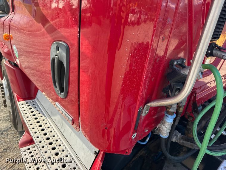 image for item DO2412 2015 Freightliner Cascadia Evolution semi truck