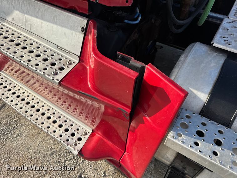 image for item DO2412 2015 Freightliner Cascadia Evolution semi truck