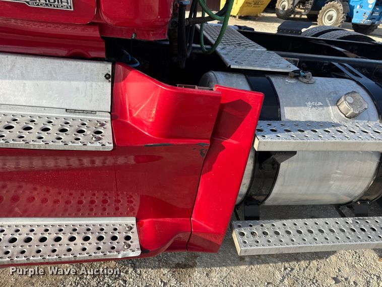 image for item DO2412 2015 Freightliner Cascadia Evolution semi truck