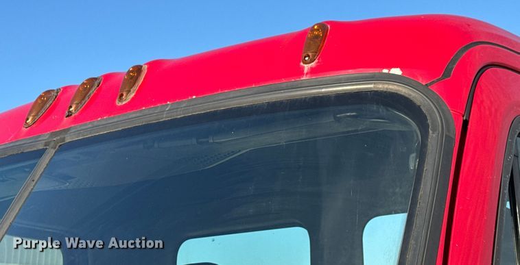 image for item DO2412 2015 Freightliner Cascadia Evolution semi truck